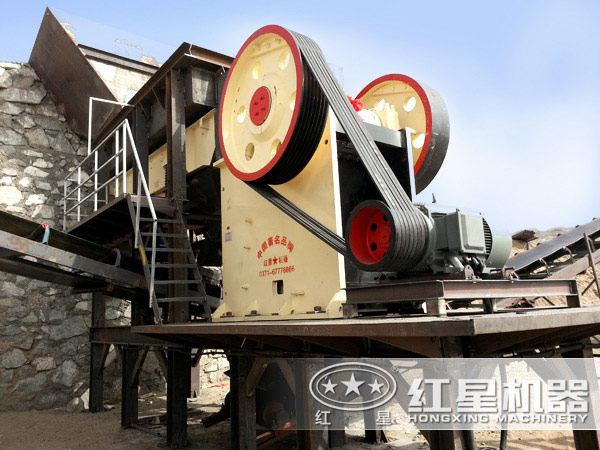 顎式破碎機(jī)生產(chǎn)現(xiàn)場(chǎng)