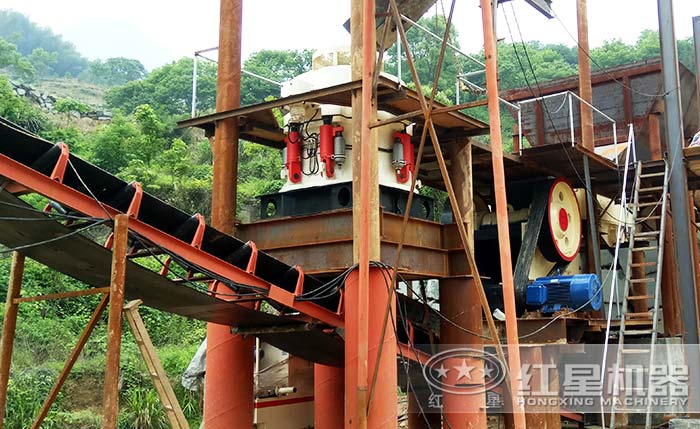 圓錐破碎機(jī)工作現(xiàn)場 圓錐破碎機(jī)工作現(xiàn)場