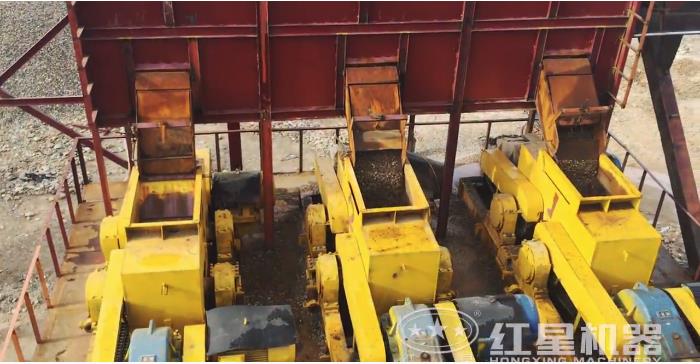 對(duì)輥制砂機(jī)制砂現(xiàn)場(chǎng) 對(duì)輥制砂機(jī)制砂現(xiàn)場(chǎng)