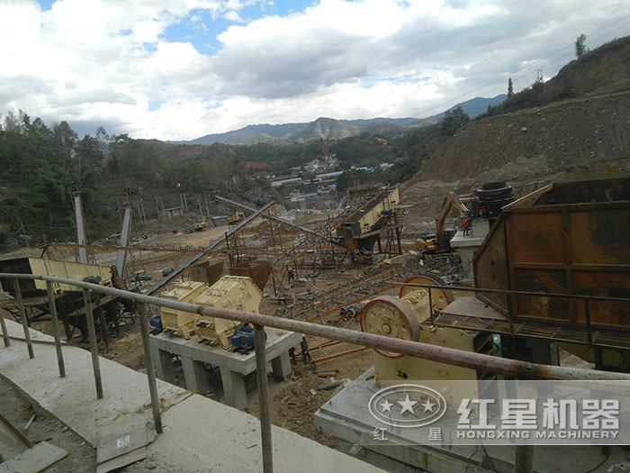 采用顎式破碎機和反擊式破碎機的生產現(xiàn)場安裝現(xiàn)場 采用顎式破碎機和反擊式破碎機的生產現(xiàn)場安裝現(xiàn)場