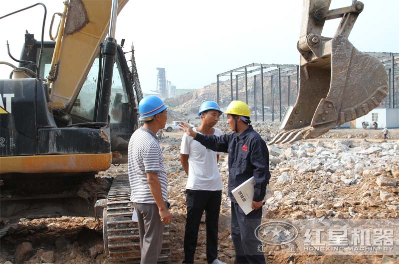 技術(shù)人員在生產(chǎn)現(xiàn)場(chǎng)為用戶安裝、指導(dǎo)作業(yè)中