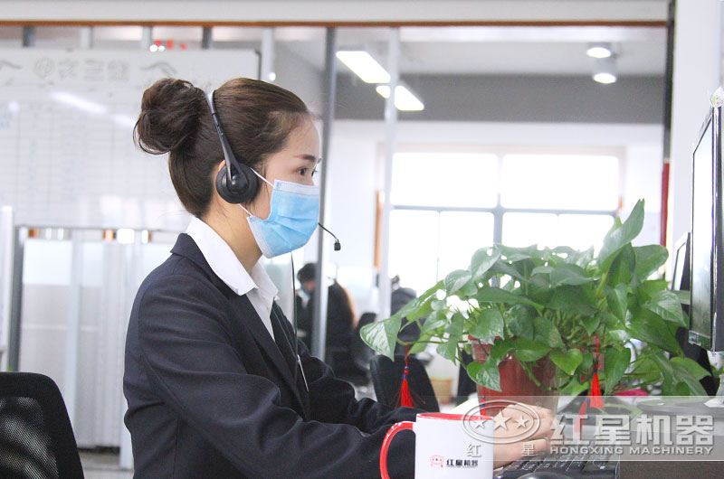 24小時(shí)客服全身心工作，用專注點(diǎn)亮了責(zé)任