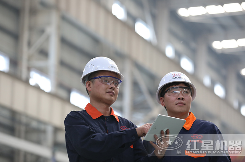 紅星技術(shù)人員嚴(yán)謹(jǐn)對待每一道生產(chǎn)工序 紅星技術(shù)人員嚴(yán)謹(jǐn)對待每一道生產(chǎn)工序