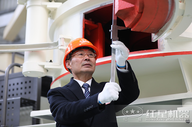 資深技術(shù)老師傅在測量制砂機的尺寸中 資深技術(shù)老師傅在測量制砂機的尺寸中