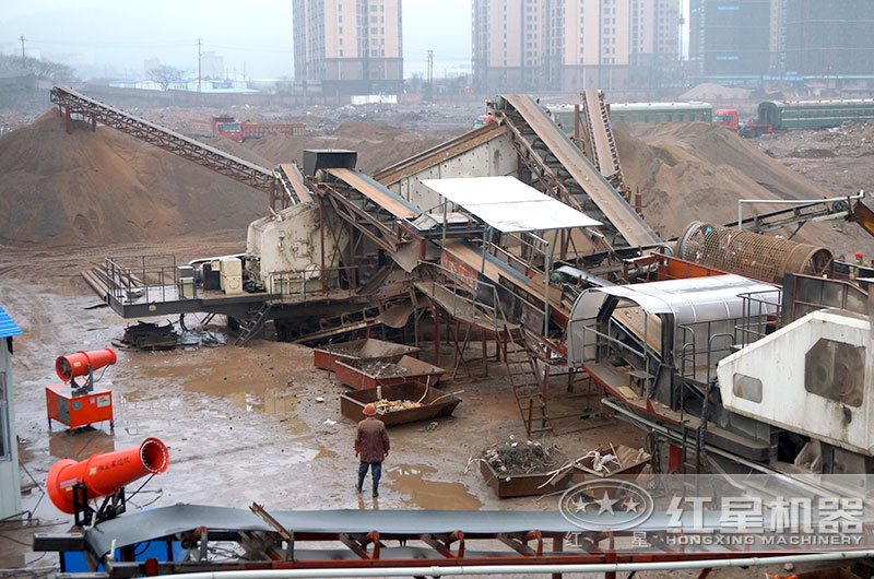 移動式建筑垃圾破碎機處理現場