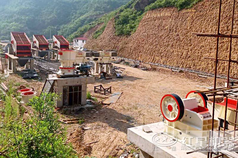 沙廠生產(chǎn)線安裝安裝中，石料粉碎設(shè)備有鄂破、圓錐破和制砂機