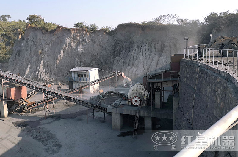 1214重錘破生產(chǎn)現(xiàn)場，破碎煤矸石