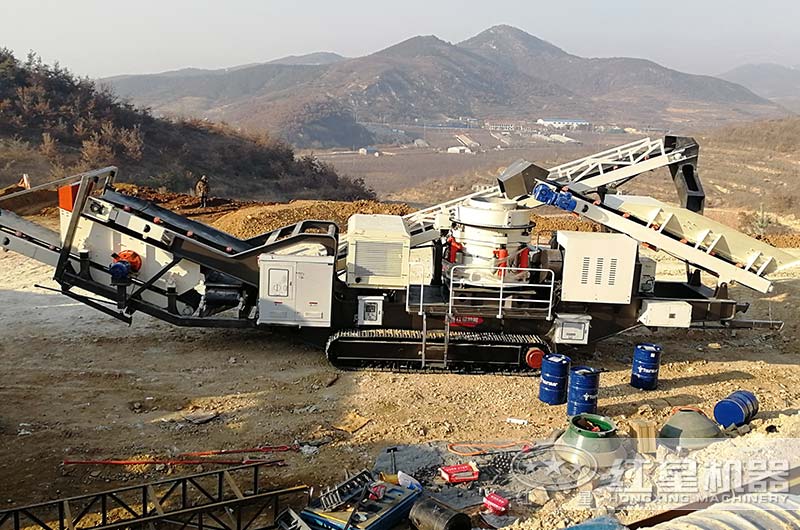 移動式圓錐破碎機(jī)現(xiàn)場實拍，整機(jī)作業(yè)，抵一條生產(chǎn)線