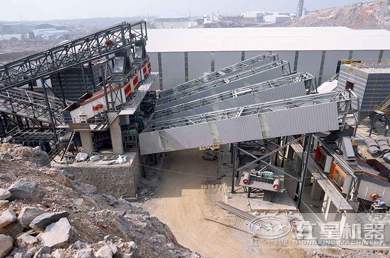 加工碎石料現(xiàn)場，符合環(huán)保標(biāo)準(zhǔn)