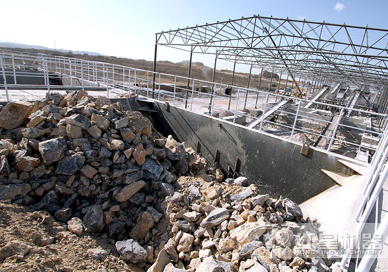 大塊石頭破碎機(jī)一天能碎多少噸石子？有幾種類型？?jī)r(jià)格多少