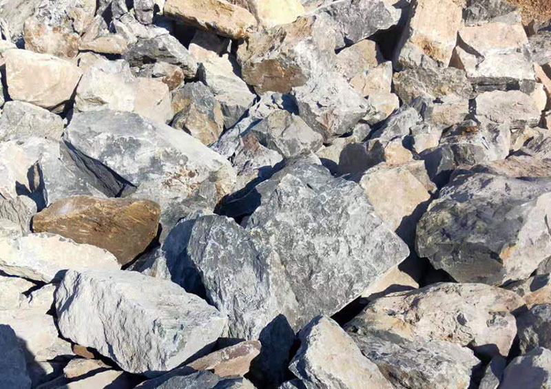 粗料破碎機(jī)一臺多少錢，每小時(shí)產(chǎn)量多少噸，有沒有現(xiàn)場視頻