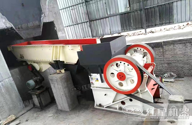 粗料破碎機(jī)一臺多少錢，每小時(shí)產(chǎn)量多少噸，有沒有現(xiàn)場視頻