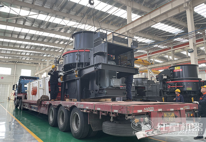 紅星機(jī)器沖擊破碎機(jī)廠家直銷，發(fā)貨現(xiàn)場