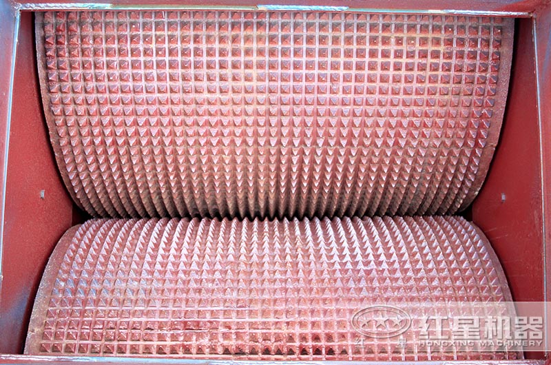 對輥式破碎機多少錢一臺？對輥式破碎機在生產(chǎn)線中的應(yīng)用