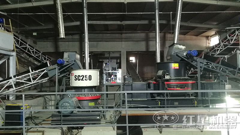 鵝卵石制成沙子用對(duì)輥制沙機(jī)還是沖擊制砂機(jī)，哪個(gè)好用