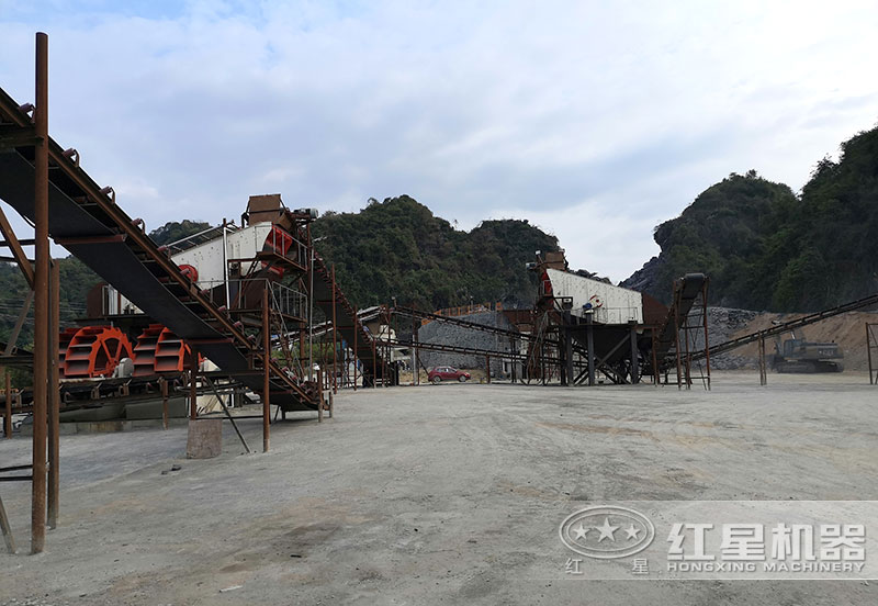 方案三配置現(xiàn)場(chǎng)：破碎機(jī)+制砂機(jī)+洗砂機(jī)，費(fèi)用80萬(wàn)以上