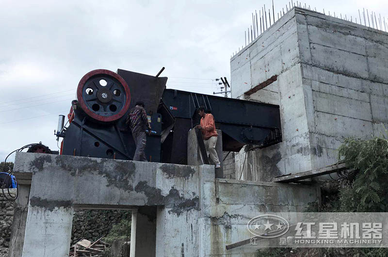 大型鱷式碎石機(jī)設(shè)備不同、型號(hào)不同、報(bào)價(jià)不同