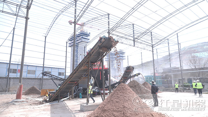 移動(dòng)石子制砂機(jī)拉到現(xiàn)場(chǎng)就地作業(yè)，整機(jī)一體化