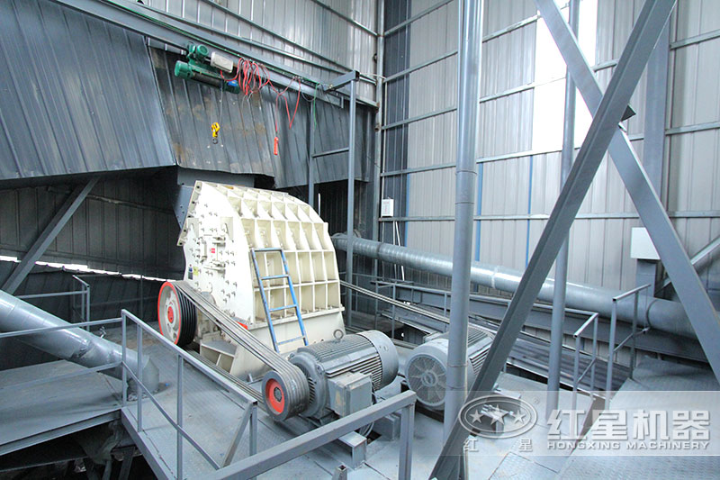 錘式破碎機(jī)安裝現(xiàn)場(chǎng)，僅需一臺(tái)設(shè)備足以